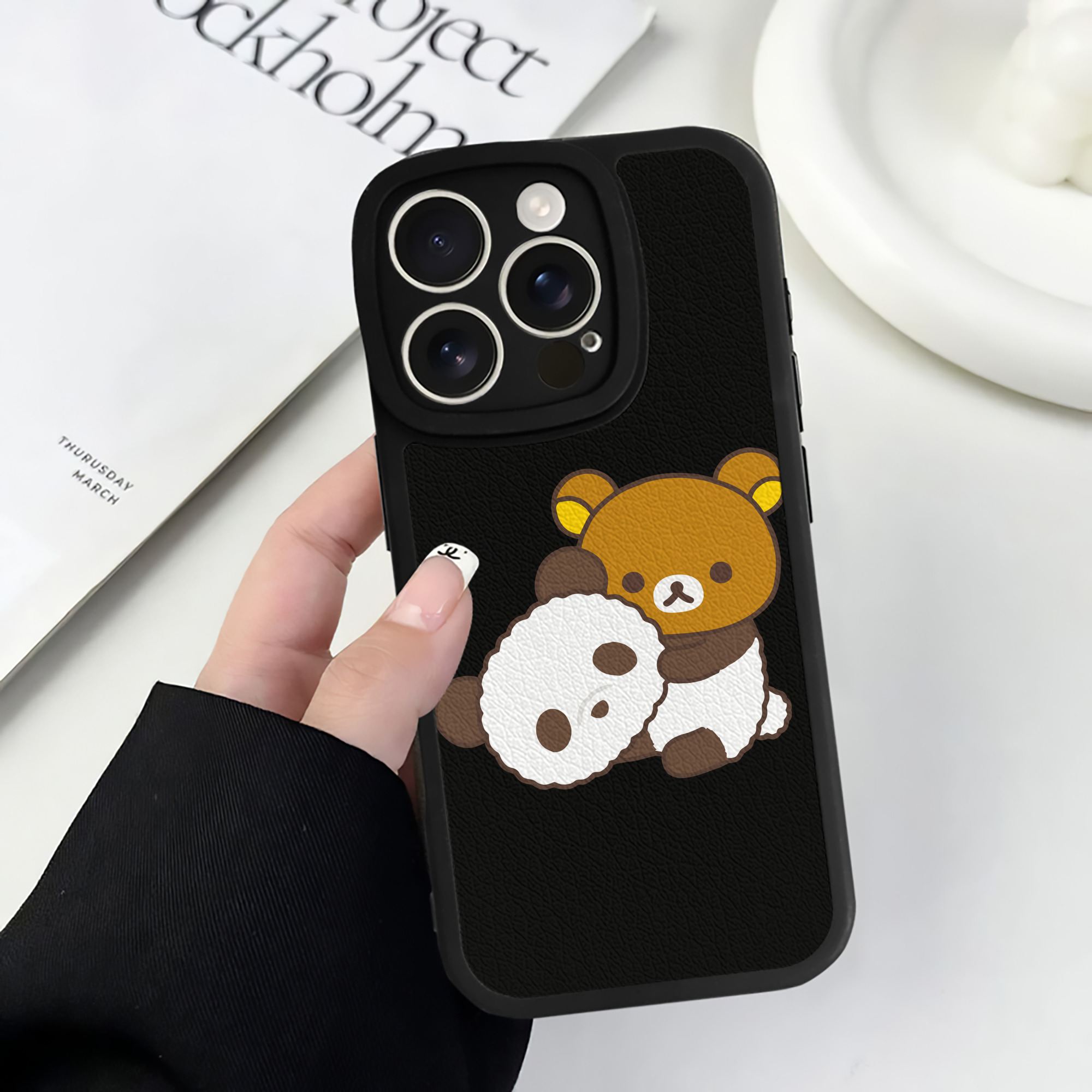 （画像用） リラックマ リラックマ キイロイトリ Rilakkuma Korilakkuma Kiiroitori 【iPhone 16シリーズ対応】シリコンスマホケース（レザー調） 材質：シリコン